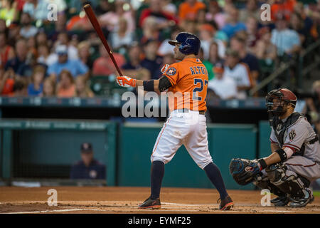 Houston, TX, USA. 31. Juli 2015. Houston Astros zweiter Basisspieler Jose Altuve (27) Fledermäuse während der 1. Inning der Major League Baseball Spiel zwischen der Houston Astros und die Arizona Diamondbacks im Minute Maid Park in Houston, Texas. Trask Smith/CSM/Alamy Live-Nachrichten Stockfoto