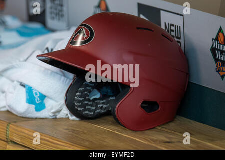 Houston, TX, USA. 31. Juli 2015. Ein Arizona-Diamantmarkierungen Helm sitzt auf der Trainerbank vor ein Hauptliga-Baseball-Spiel zwischen der Houston Astros und die Arizona Diamondbacks im Minute Maid Park in Houston, Texas. Trask Smith/CSM/Alamy Live-Nachrichten Stockfoto