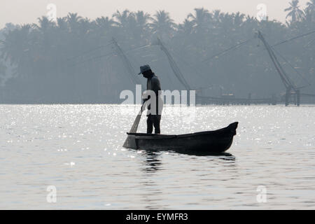 Fischer Netz auswarf, Kerala, Indien Stockfoto