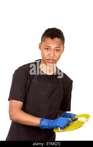 Hispanischer junge Mann trägt blaue Reinigung Handschuhe Waschen ein gelbes Schild und auf die Kamera Stockfoto