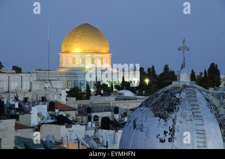 Jerusalem, Blick über die Altstadt, armenische Kirche im Vordergrund, Haube des Felsens während der Dämmerung, Israel Stockfoto