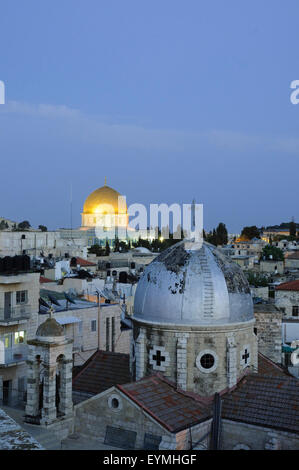 Jerusalem, Blick über die Altstadt, armenische Kirche im Vordergrund, Haube des Felsens während der Dämmerung, Israel Stockfoto