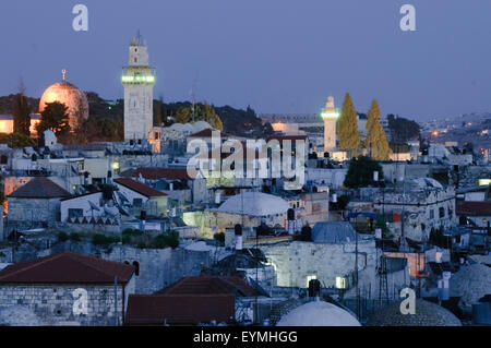 Jerusalem, Blick über die Altstadt während der Dämmerung, Israel Stockfoto