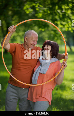 älteres Ehepaar, Sport, Gymnastik, Hula-hoop, Natur, Stockfoto