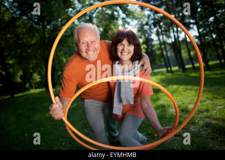 älteres Ehepaar, Sport, Gymnastik, Spaß, Hula-hoop, Natur, Stockfoto