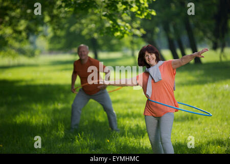 älteres Ehepaar, Sport, Gymnastik, Hula-hoop, Natur, Stockfoto
