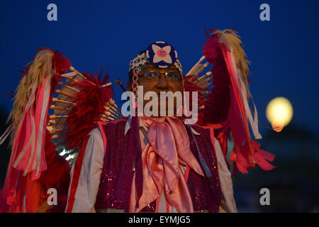 Pine-Ridge-Reservat, South Dakota, USA. 31. Juli 2015. Ein Häuptling aus der Oglala Lakota Sioux Nation, findet eine Bremse während der Pow Wow feiern in der Pine Ridge Reservation in South Dakota am Freitag 31, 2015. Die Oglala Lakota Sioux Nation, einer der ärmsten Orte in den USA feiert seinen 30. jährlichen Wacipi Rodeo fair. Bildnachweis: Miguel Juarez Lugo/ZUMA Draht/Alamy Live-Nachrichten Stockfoto