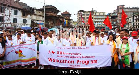 Kathmandu, Nepal. 1. August 2015. Menschen beobachten eine Schweigeminute für die Opfer des Erdbebens, nachdem ein Walkathon organisiert anlässlich des 60. Jahrestages der Gründung der diplomatischen Beziehungen zwischen Nepal und China in Kathmandu, Nepal, 1. August 2015. Bildnachweis: Sunil Sharma/Xinhua/Alamy Live-Nachrichten Stockfoto