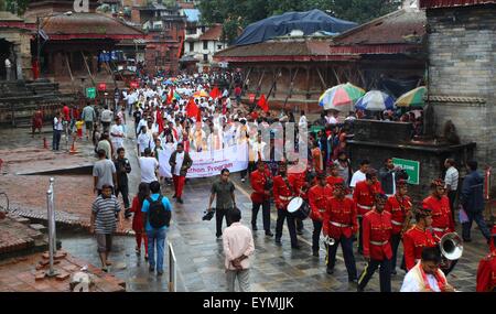 Kathmandu, Nepal. 1. August 2015. Mitmachen in einem Walkathon organisiert anlässlich des 60. Jahrestages der Gründung der diplomatischen Beziehungen zwischen Nepal und China in Kathmandu, Nepal, 1. August 2015. Bildnachweis: Sunil Sharma/Xinhua/Alamy Live-Nachrichten Stockfoto