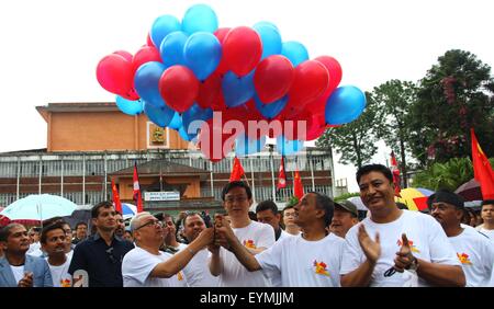 Kathmandu, Nepal. 1. August 2015. Nepalesen Außenminister Mahendra Bahadur Pandey (4 L) und der chinesische Botschafter, Nepal Wu Chuntai (C) an ein Walkathon organisiert anlässlich des 60. Jahrestages der Gründung der diplomatischen Beziehungen zwischen Nepal und China in Kathmandu, Nepal, 1. August 2015 teilnehmen. Bildnachweis: Sunil Sharma/Xinhua/Alamy Live-Nachrichten Stockfoto