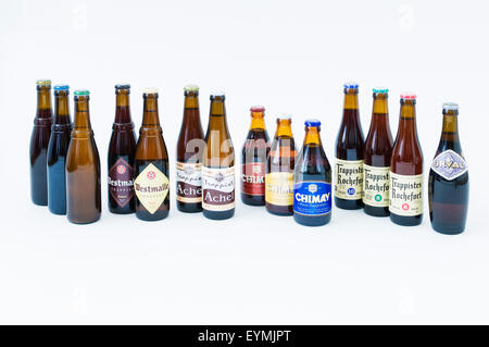 Eine Vielzahl von aller anerkannten belgischen Trappisten Biere zur Verfügung, um die Öffentlichkeit auf weißem Hintergrund Stockfoto