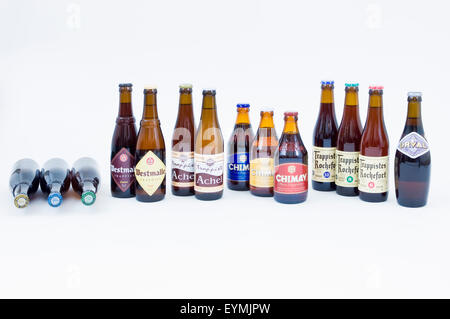 Eine Vielzahl von aller anerkannten belgischen Trappisten Biere zur Verfügung, um die Öffentlichkeit auf weißem Hintergrund Stockfoto