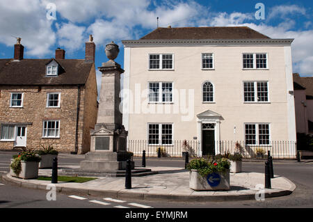 Altstadt und Krieg-Denkmal, Wotton-unter-Kante, Gloucestershire, England, UK Stockfoto