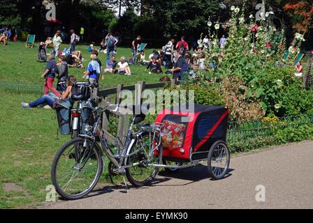 Fahrrad mit Kind Anhänger tragen, neben einem Park, Brighton, West Sussex, England, Vereinigtes Königreich, West-Europa. Stockfoto