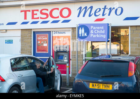 Tesco Supermarkt Metro speichern in das Dorf Ramsbottom, Lancashire, England Stockfoto