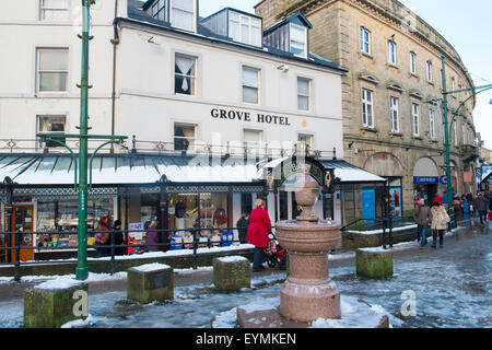 grove Hotel- und Einzelhandelsgeschäfte im Stadtzentrum von Buxton an einem Wintertag, Derbyshire, England Stockfoto