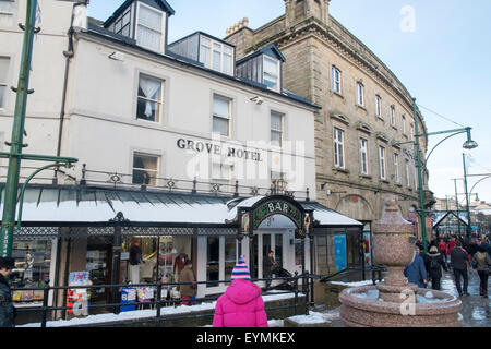Grove Hotel und Apple Stores in Buxton Stadt Vcentre an einem Wintertag, Derbyshire, England Stockfoto