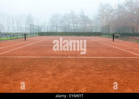 Tennisplatz mit Nebel an einem Sonntagmorgen im Herbst Stockfoto