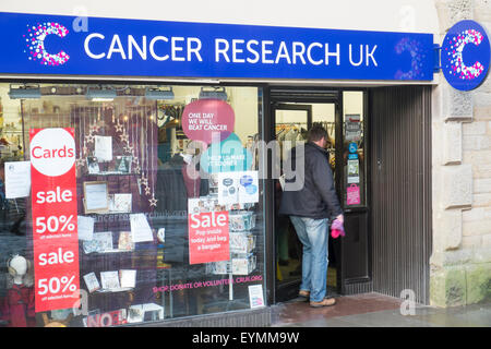 Krebsforschung Wohltätigkeitsgeschäft in derbyshire, england, großbritannien Stockfoto