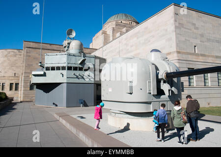 Familie mit Kinder besuchen das australian War Memorial in Canberra, australian Capital Territorium, Australien Stockfoto