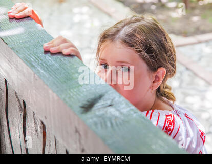 Porträt eines 10 Jahre alten Mädchens eine rumänische traditionelle Bluse tragen. Stockfoto