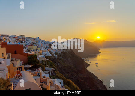 Wunderschönen Sonnenaufgang gesehen von Oia auf Santorin Stockfoto