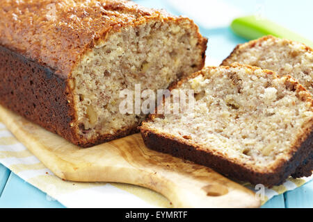 In Scheiben geschnittenen Bananenbrot mit Walnüssen Stockfoto