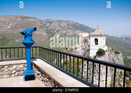 Viewer und Glockenturm. Bild von El Castell de Guadalest, Alicante, Spanien. Stockfoto