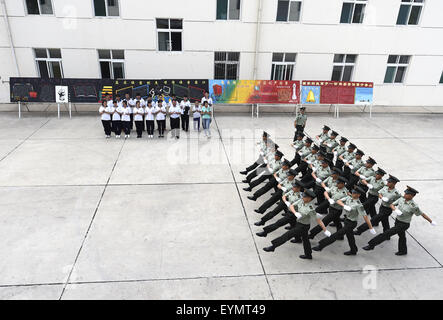 (150801) - TAIYUAN, 1. August 2015 (Xinhua)--Soldaten marschieren für lokalen High-School-Schüler während einer Öffnung zeigen ganztägiges Ereignis an einer militärischen Baracke in Taiyuan, Hauptstadt der Provinz Nord-China Shanxi, 1. August 2015, 88. Jahrestag der Gründung der chinesischen Volksbefreiungsarmee (PLA). (Xinhua/Yan Yan) (Zhs) Stockfoto