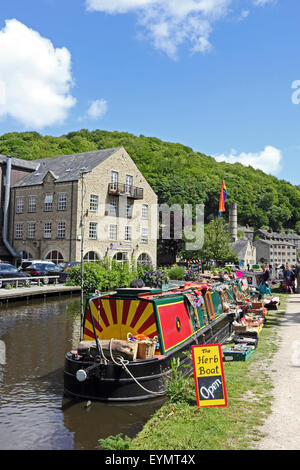 Schmale Boote am Rochdale Kanal, Hebden Bridge Stockfoto