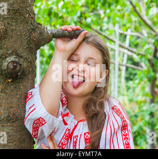 Porträt eines 10 Jahre alten Mädchens eine rumänische traditionelle Bluse tragen. Stockfoto