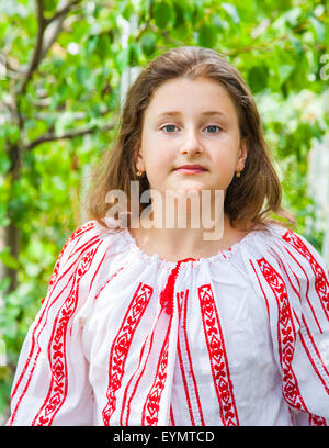 Porträt eines 10 Jahre alten Mädchens eine rumänische traditionelle Bluse tragen. Stockfoto