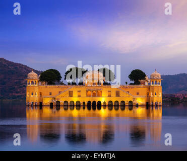 Rajasthan Wahrzeichen - Jal Mahal Wasserpalast auf Mann Sagar See am Abend in der Dämmerung. Jaipur, Rajasthan, Indien Stockfoto