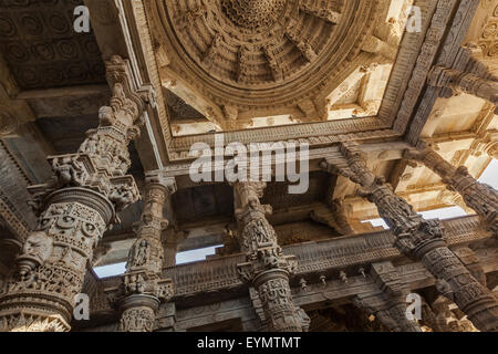 Geschnitzten Stein Decke in Rajasthan Ranakpur Tempel Stockfoto