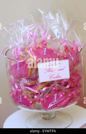 Einzeln verpackte rosa Shortbread Cookies im Weckglas Stockfoto