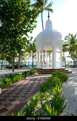 Runde weiße Pavillon am Strand auf der Insel von Punta Cana in der Dominikanischen Republik Stockfoto