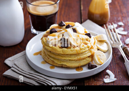 Waffeln mit Bananenscheiben, Karamell und Schokolade Stockfoto