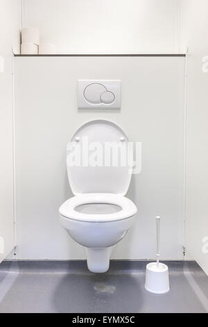 Herren-Toilette in einem öffentlichen Gebäude in weiß Stockfoto