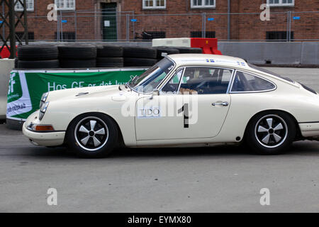 Kopenhagen, Dänemark, 1. August 2015. Le Mans-Audi-Rennfahrer Loic Duvaln beteiligt sich an Kopenhagen Historic Grand Prix fahren eine klassische Porche in der kombinierten Amateur- und Profi-Klasse Stockfoto