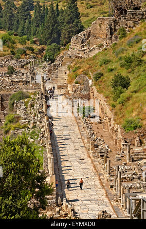 Hauptstraße von Ephesus, Selcuk, Kusadasi, Türkei mit das große Amphitheater oben rechts. Stockfoto