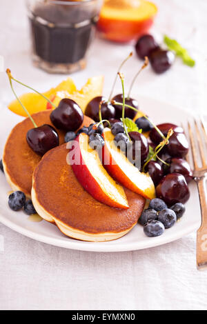 Pfannkuchen mit Steinobst, Honig und Heidelbeere Stockfoto