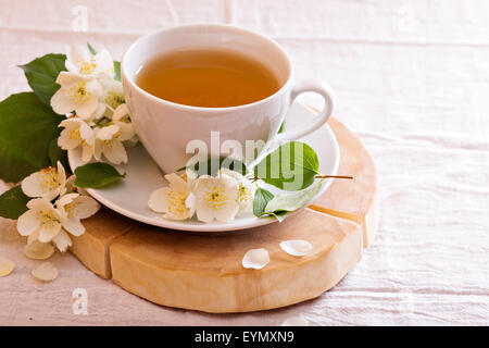 Jasmin-Tee in einer Tasse mit frischen Jasminblüten Stockfoto
