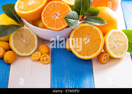 Vielzahl von Zitrusfrüchten auf farbigen Hintergrund Stockfoto