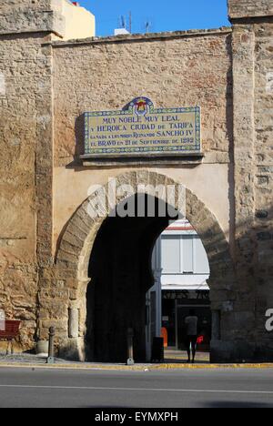 Blick auf die Puerta de Jerez Stadttor, Tarifa, Costa De La Luz; Provinz Cadiz, Andalusien, Spanien, Westeuropa. Stockfoto