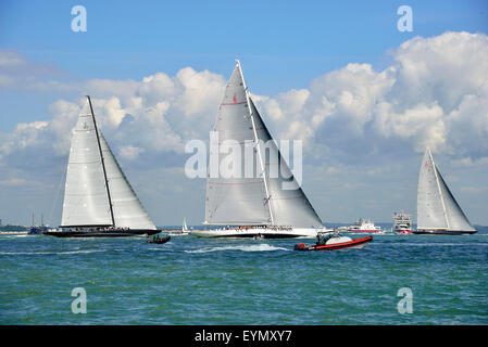 Cowes, Isle Of Wight, UK. 31. Juli 2015. Die drei J-Class Yachten Rennen auf dem Solent am Finaltag des Rennsports in der Royal Yacht Squadron International Zweihundertjahrfeier Regatta. Von links nach rechts Löwenherz (J/H1) (Niederlande), Ranger (J5) (Kaimane), Velsheda (JK7) (UK).  Der Gesamtsieger nach vier Tagen des Rennsports war Velsheda.  Bildnachweis: WendyJohnson / Alamy Live News Stockfoto