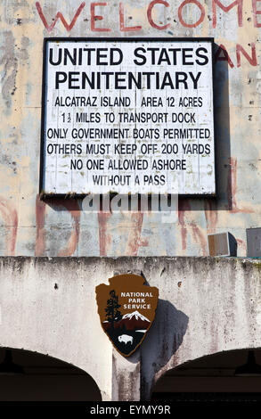 Vereinigten Staaten Justizvollzugsanstalt Zeichen auf Alcatraz Island, San Francisco Bay, USA Stockfoto