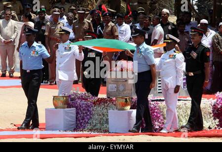 Kolkata, Indien. 30. Juli 2015. Prime Minister Narendra Modi, Verteidigungsminister, Gouverneure von Tamilnadu und Meghalaya und Kabinettsminister zusammen mit Chiefs legte Kränze zu ihrer letzten Tribut zahlen ehemaligen indischen Präsidenten Dr. APJ Abdul Kalam in seinem Heimatdorf, Rameswaram. © Amar Deep/Pacific Press/Alamy Live-Nachrichten Stockfoto