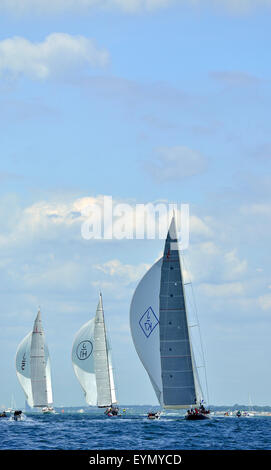 Cowes, Isle Of Wight, UK. 31. Juli 2015. Die drei J-Class Yachten Rennen auf dem Solent am Finaltag des Rennsports in der Royal Yacht Squadron International Zweihundertjahrfeier Regatta. Von links nach rechts Ranger (J5) (Kaimane), Löwenherz (J/H1) (Niederlande), Velsheda (JK7) (UK).  Der Gesamtsieger nach vier Tagen des Rennsports war Velsheda.  Bildnachweis: WendyJohnson / Alamy Live News Stockfoto