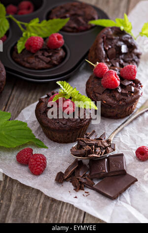 Schokolade-Himbeer-Joghurt Muffins mit Schokolade und Muffin-Zinn Stockfoto