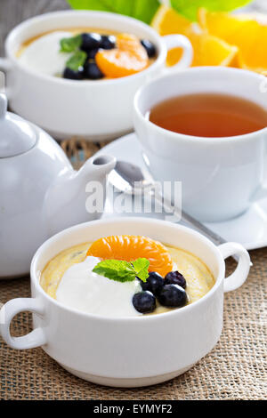 Süße Polenta mit Heidelbeeren, Obst und Joghurt Stockfoto